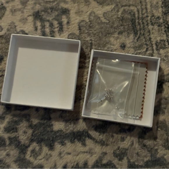 Uhibros NEW in BOX Pink Star Stud Earrings Silver Tone - Picture 6 of 6